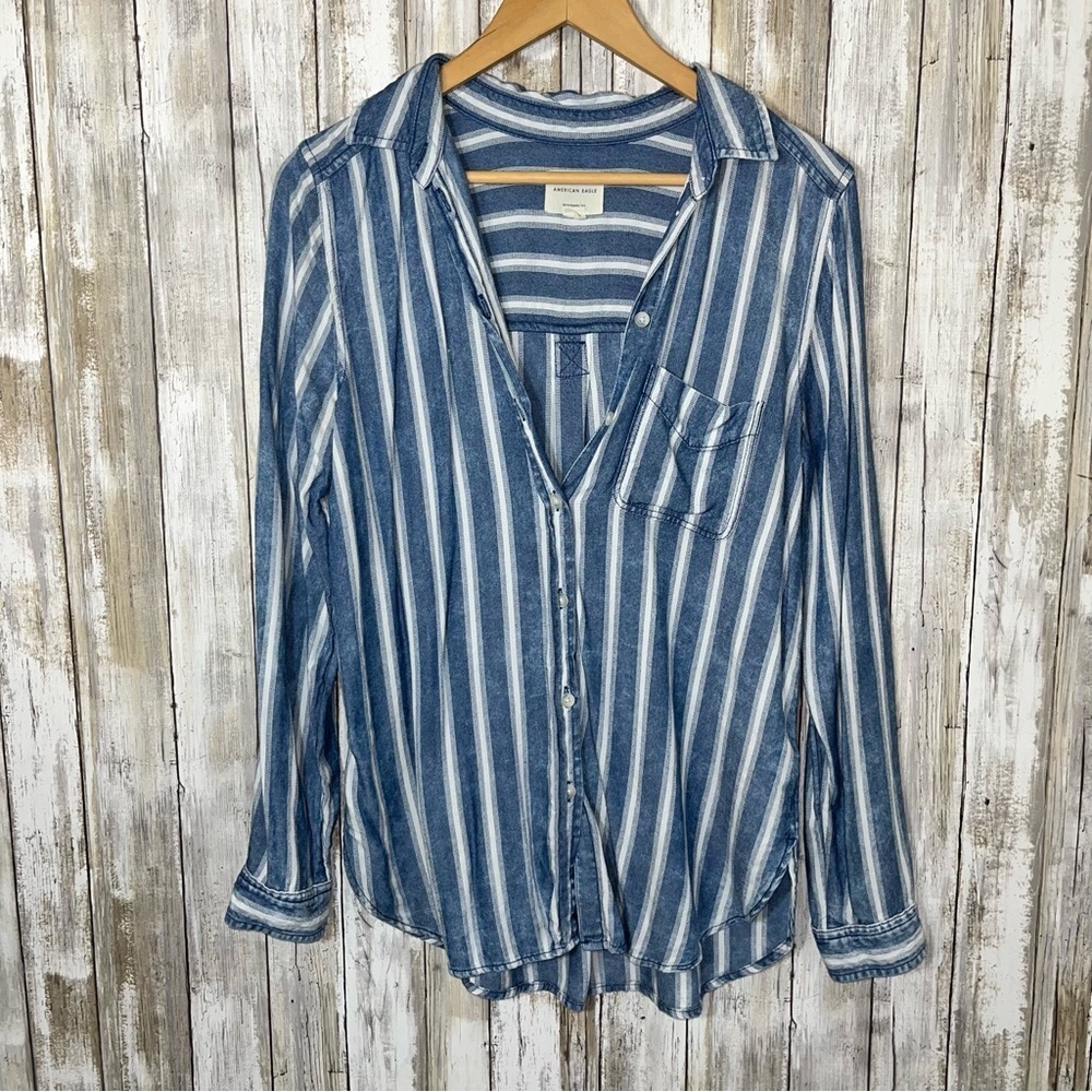 American Eagle boyfriend fit Women’s Blue Stone Wash Stripe Button Down